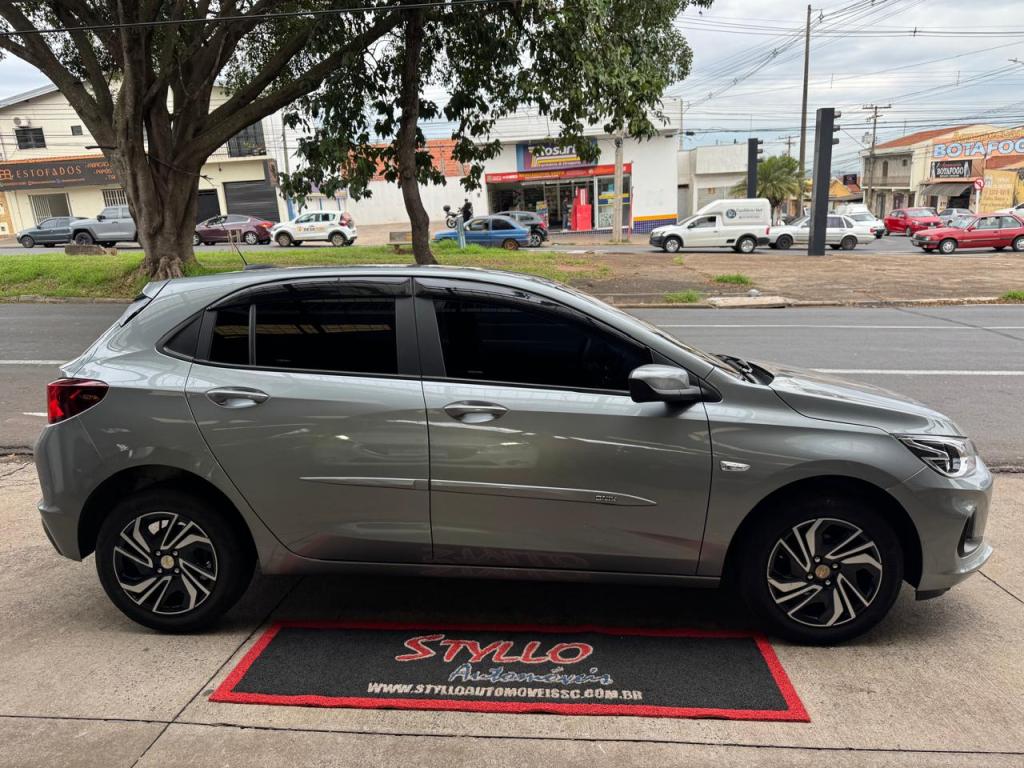 CHEVROLET Onix Hatch - Foto