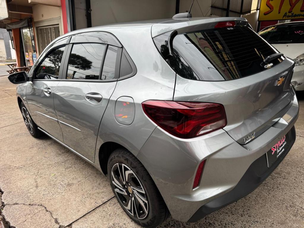 CHEVROLET Onix Hatch - Foto