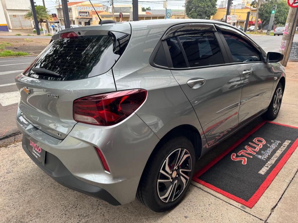 CHEVROLET Onix Hatch - Foto