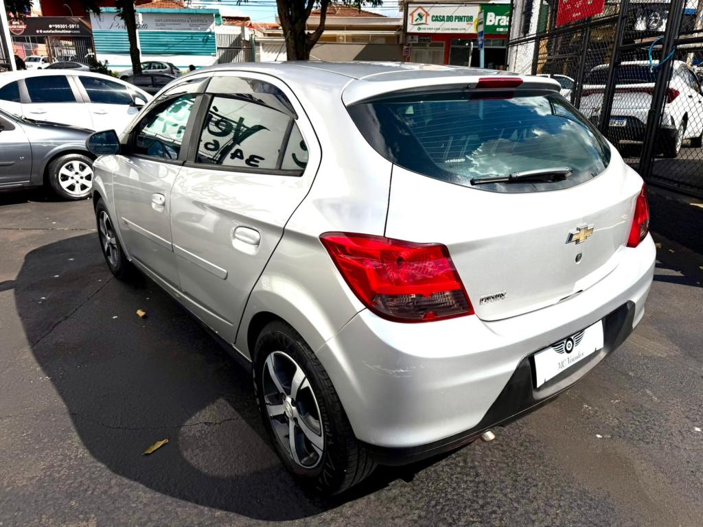 CHEVROLET Onix Hatch - Foto