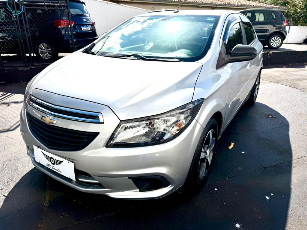 CHEVROLET Onix Hatch - Foto