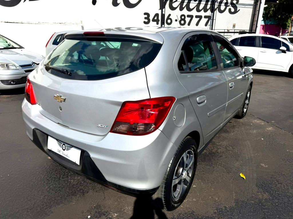 CHEVROLET Onix Hatch - Foto