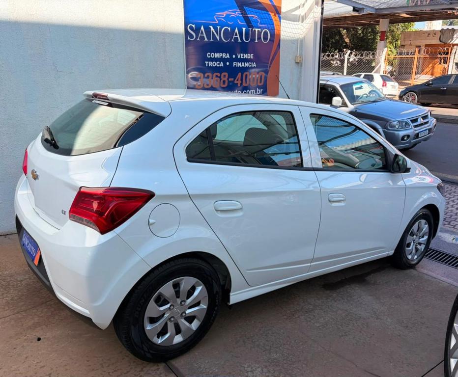 CHEVROLET Onix Hatch - Foto