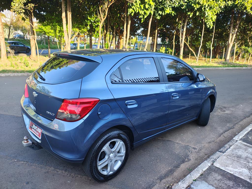 CHEVROLET Onix Hatch - Foto
