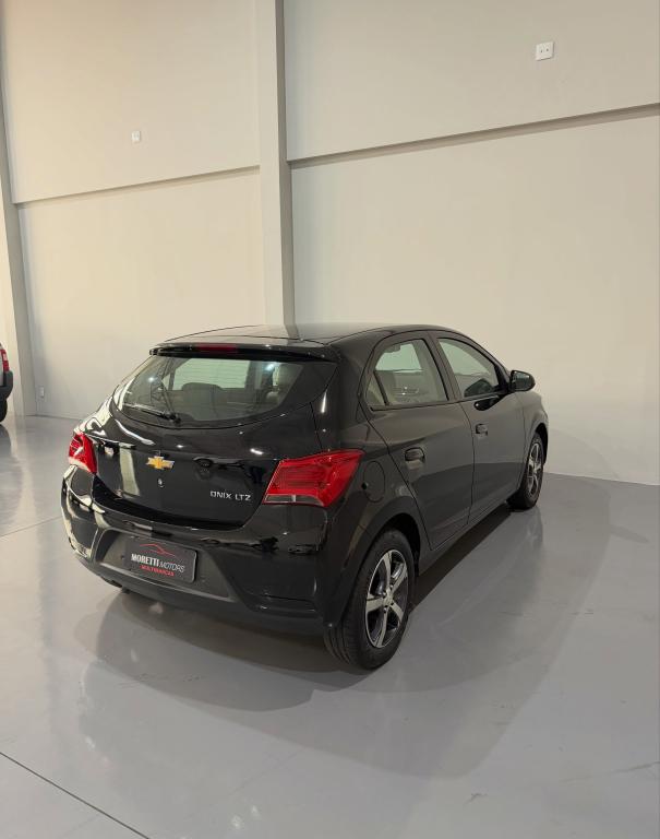CHEVROLET Onix Hatch - Foto