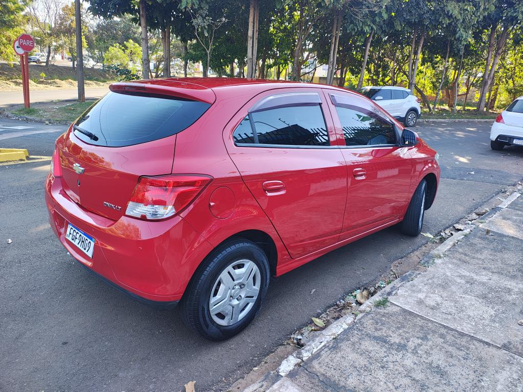 CHEVROLET Onix Hatch - Foto