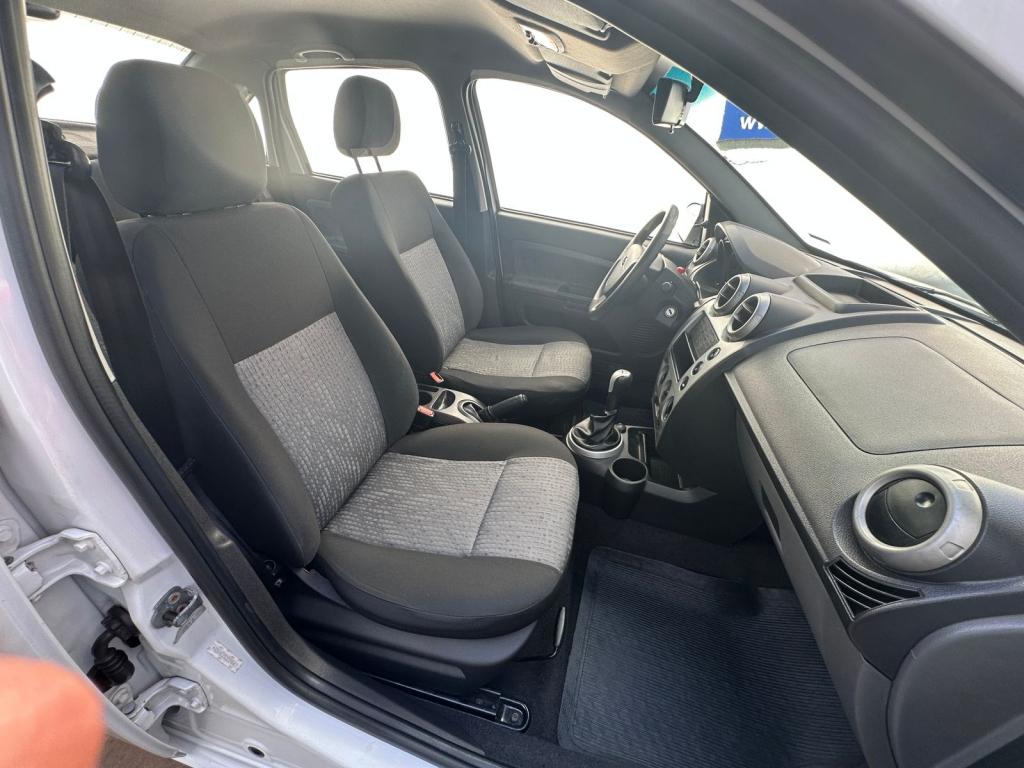 FORD Fiesta Sedan - Foto