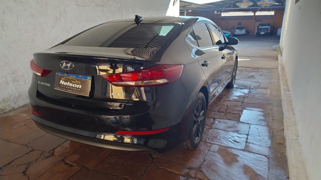 HYUNDAI Elantra - Foto