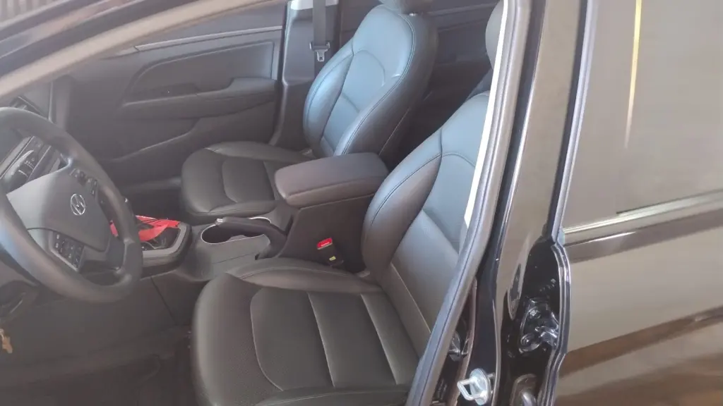 HYUNDAI Elantra - Foto