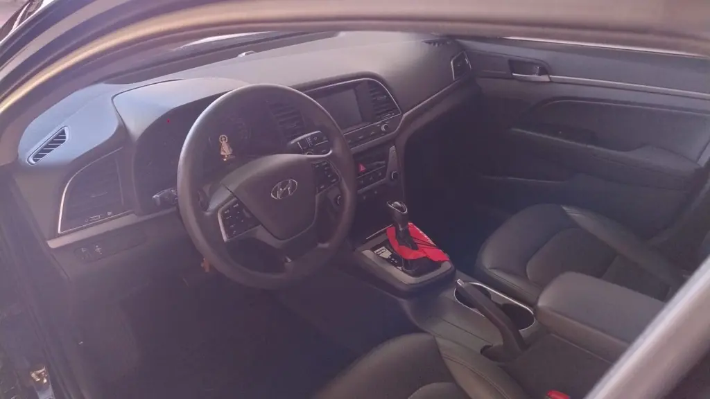 HYUNDAI Elantra - Foto