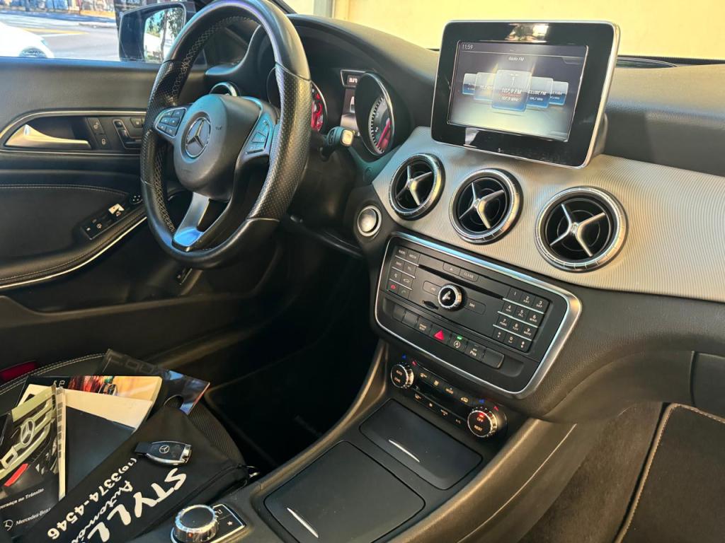 MERCEDES-BENZ CLA 200 - Foto