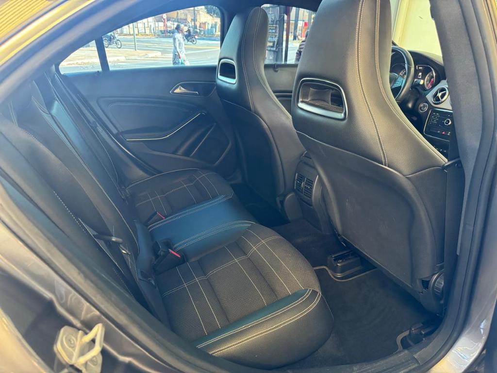 MERCEDES-BENZ CLA 200 - Foto