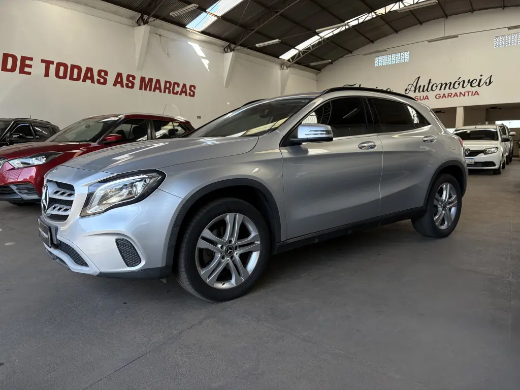 MERCEDES-BENZ GLA 200 - Foto