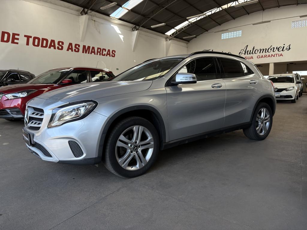 MERCEDES-BENZ GLA 200 - Foto