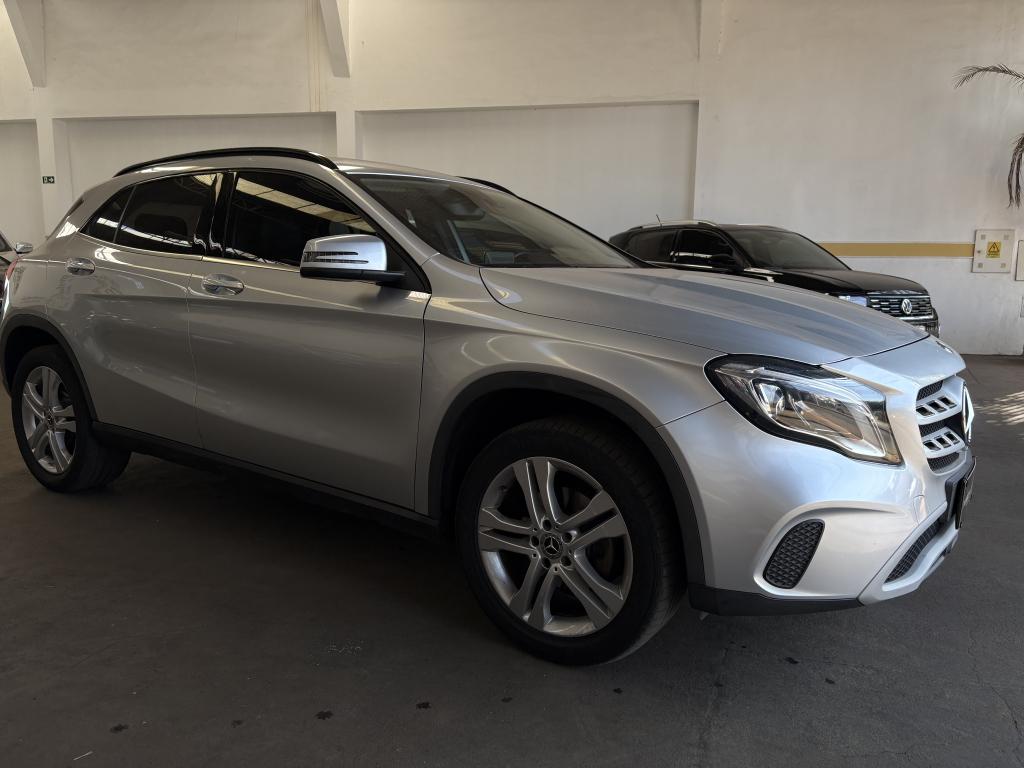 MERCEDES-BENZ GLA 200 - Foto