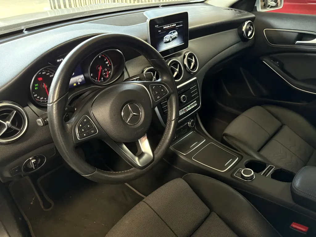MERCEDES-BENZ GLA 200 - Foto