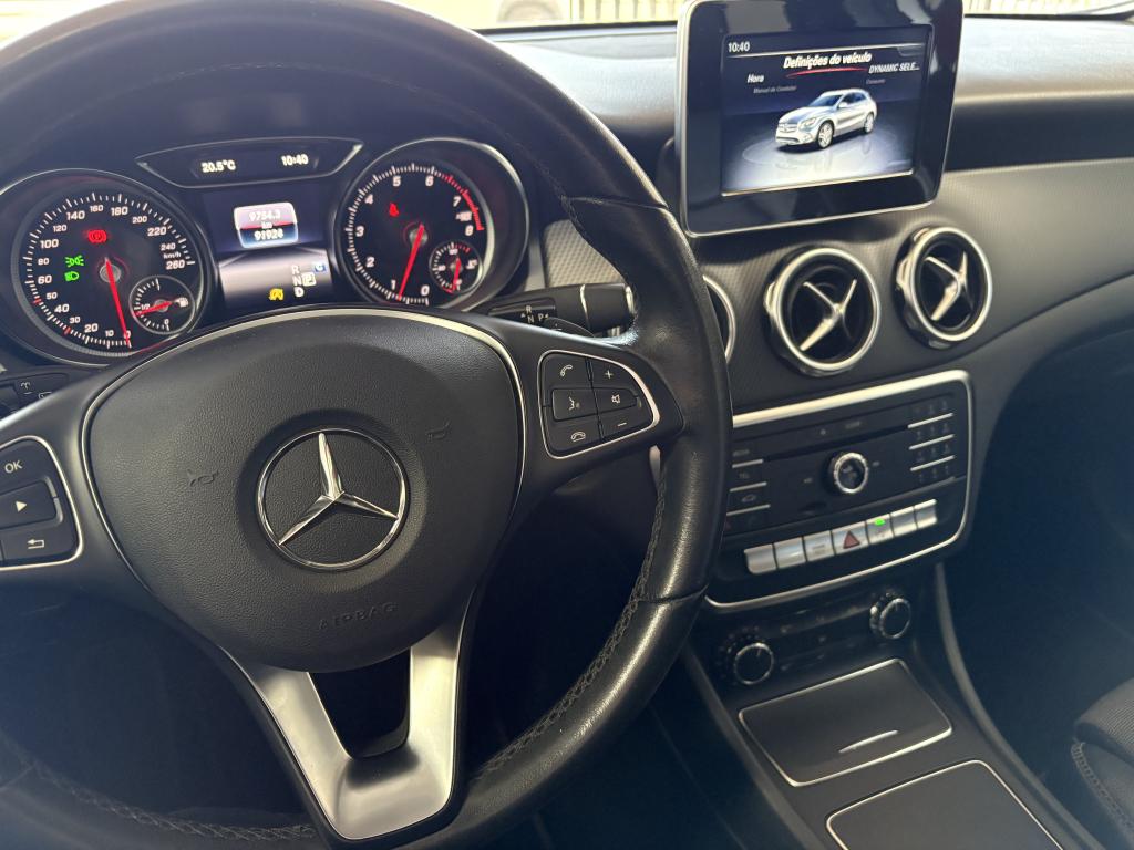 MERCEDES-BENZ GLA 200 - Foto