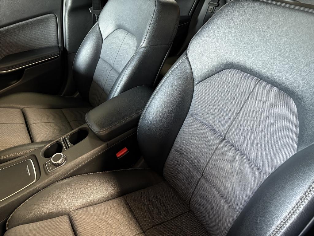 MERCEDES-BENZ GLA 200 - Foto