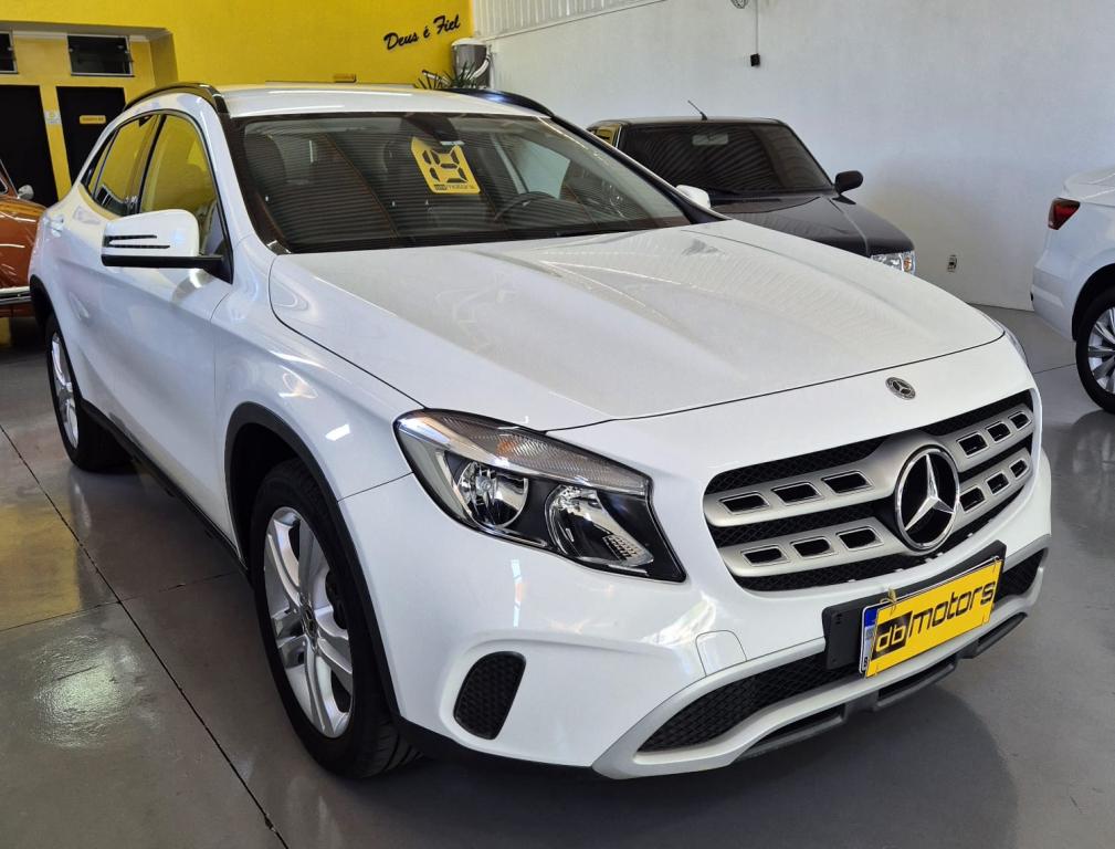 MERCEDES-BENZ GLA 200 - Foto