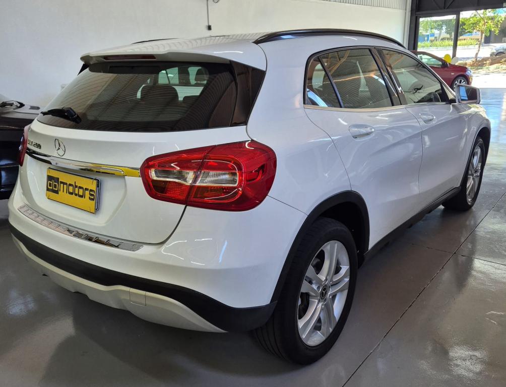 MERCEDES-BENZ GLA 200 - Foto