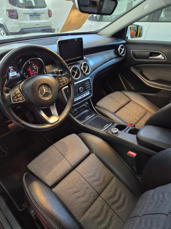 MERCEDES-BENZ GLA 200 - Foto