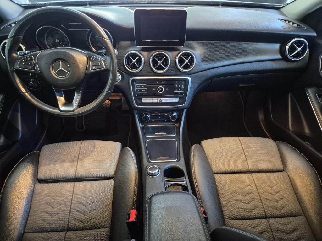 MERCEDES-BENZ GLA 200 - Foto