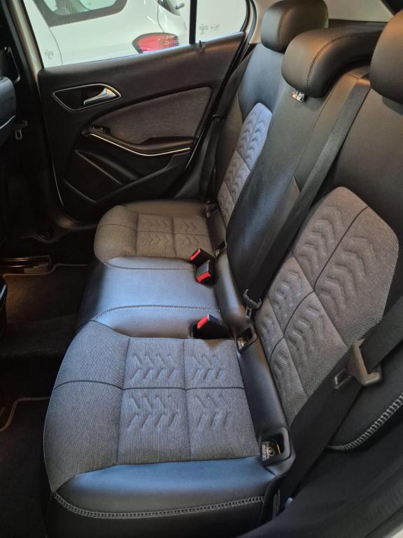 MERCEDES-BENZ GLA 200 - Foto