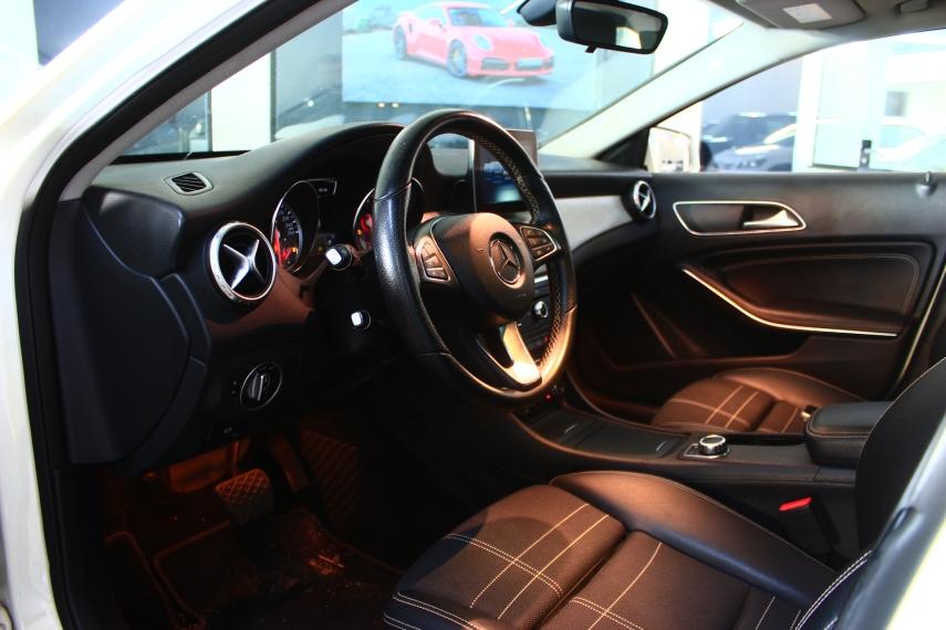 MERCEDES-BENZ GLA 200 - Foto