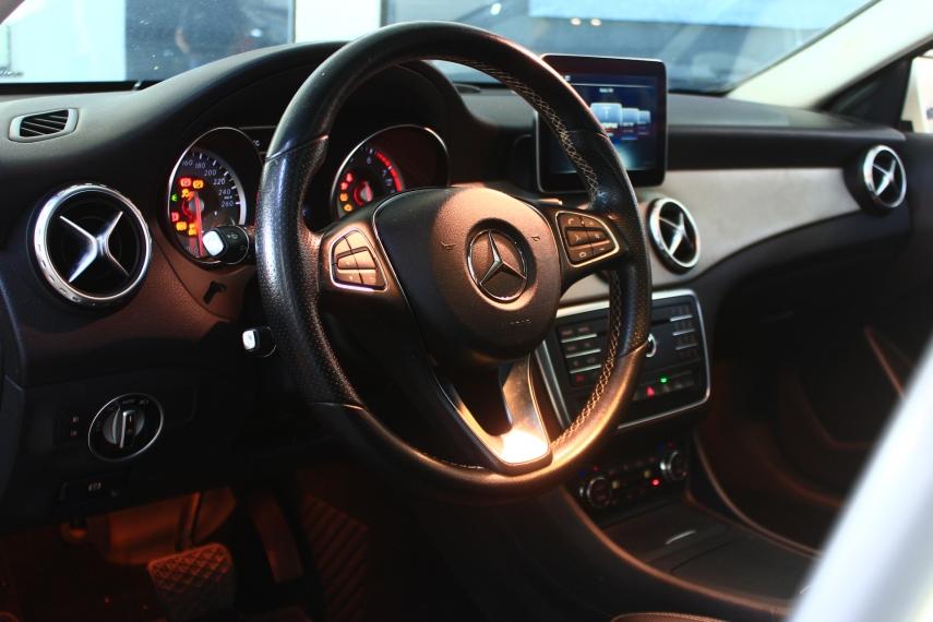 MERCEDES-BENZ GLA 200 - Foto