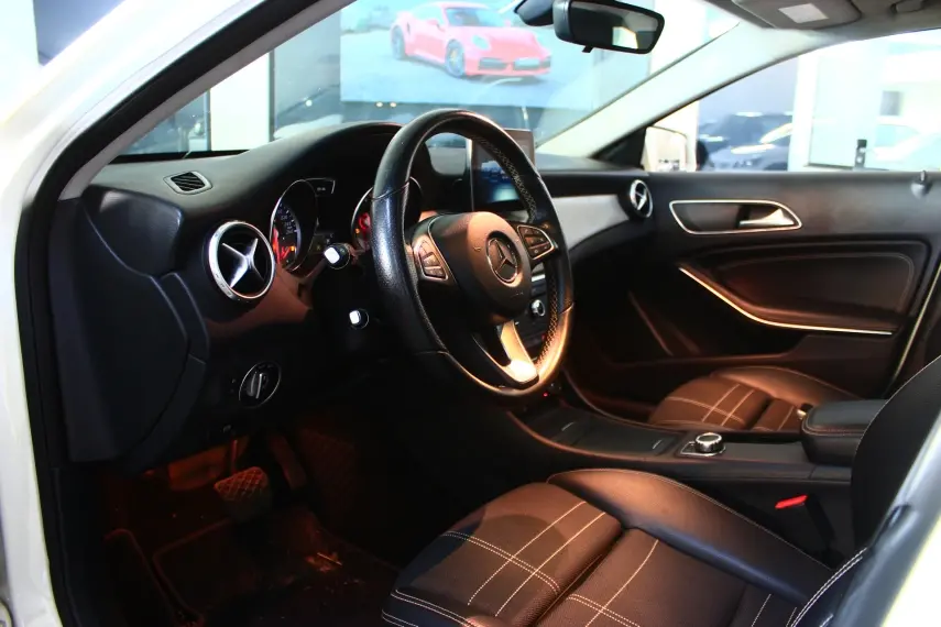 MERCEDES-BENZ GLA 200 - Foto