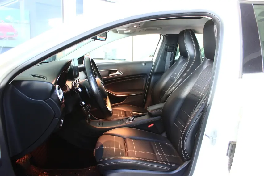 MERCEDES-BENZ GLA 200 - Foto
