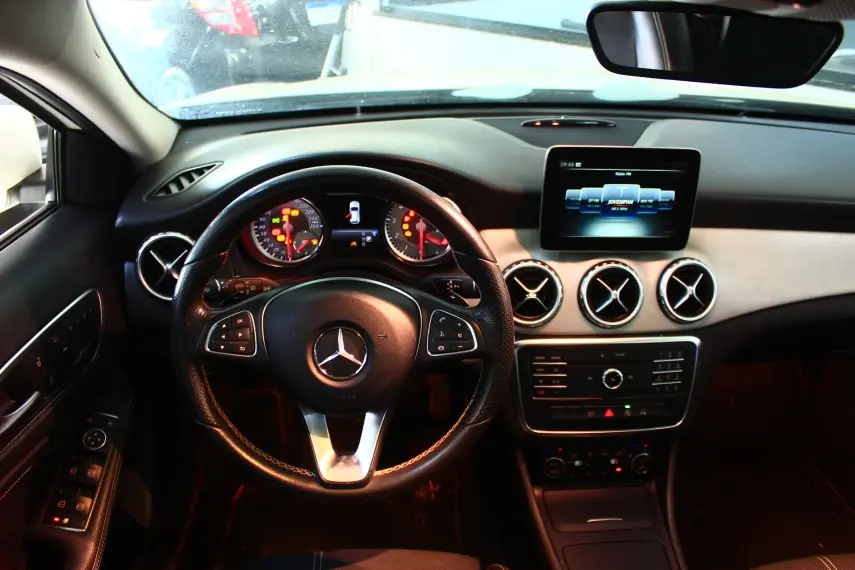 MERCEDES-BENZ GLA 200 - Foto