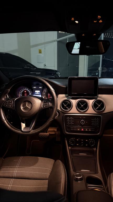 MERCEDES-BENZ GLA 200 - Foto