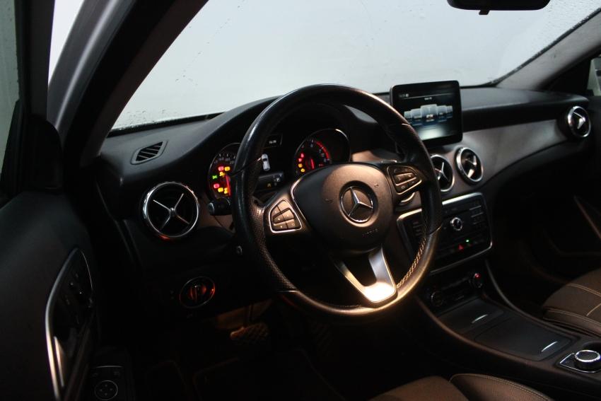 MERCEDES-BENZ GLA 200 - Foto
