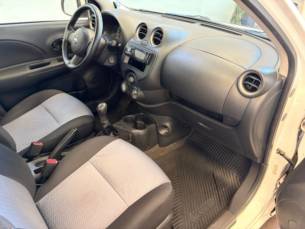NISSAN March - Foto