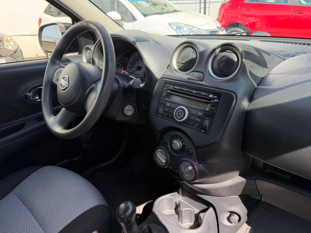 NISSAN March - Foto