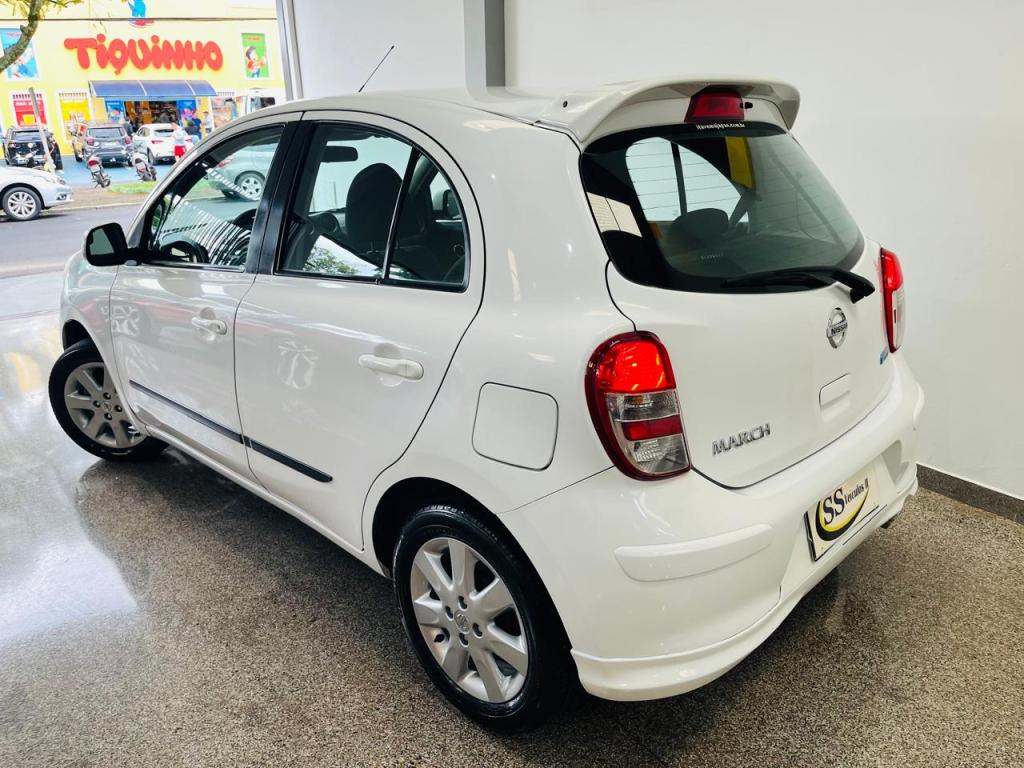 NISSAN March - Foto
