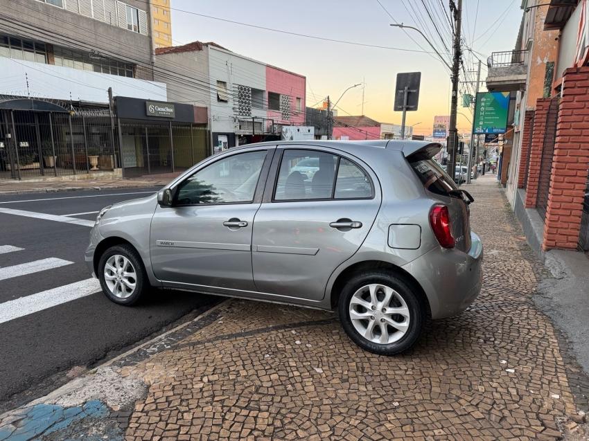 NISSAN March - Foto