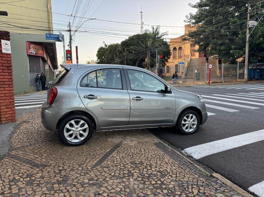 NISSAN March - Foto