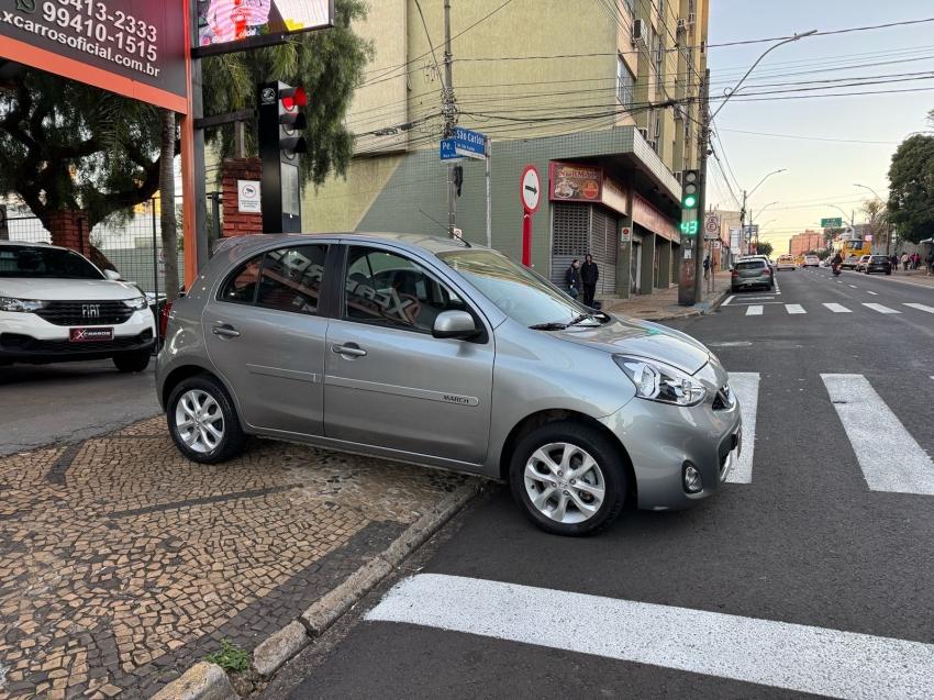 NISSAN March - Foto