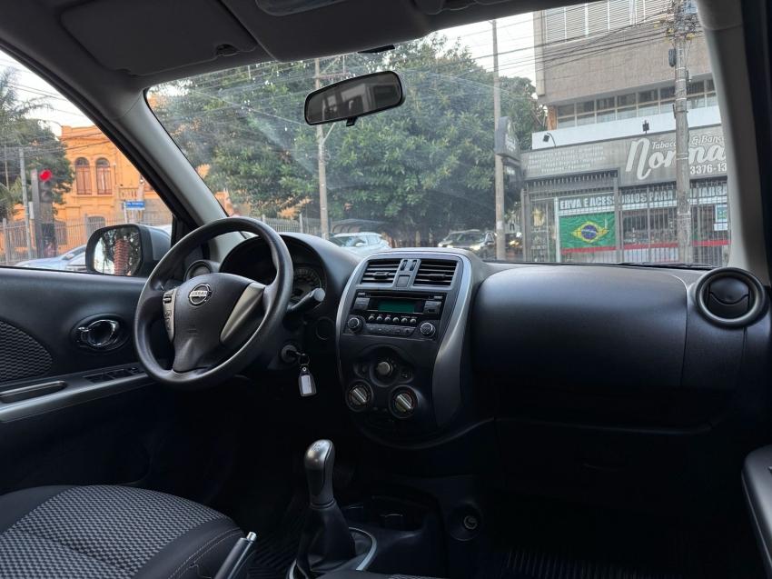 NISSAN March - Foto