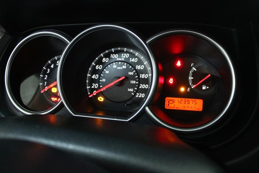 NISSAN Tiida Sedan - Foto