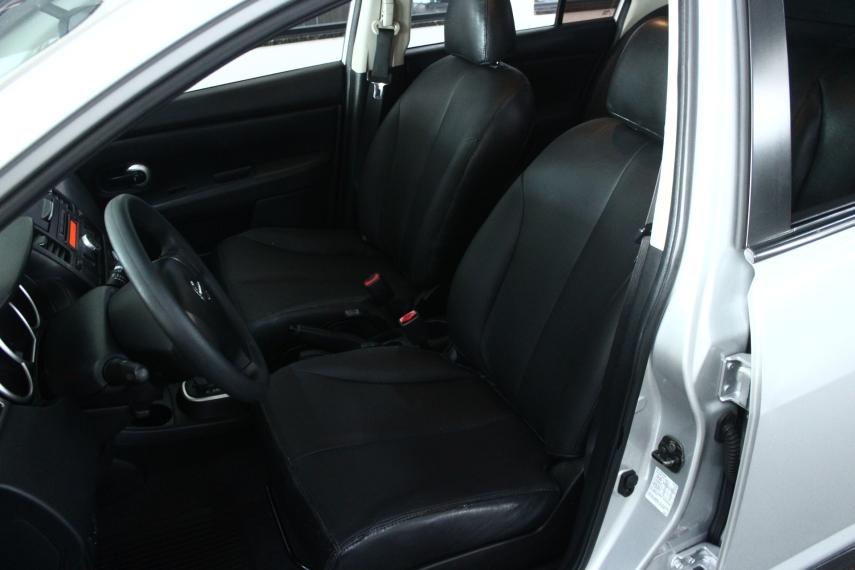 NISSAN Tiida Sedan - Foto