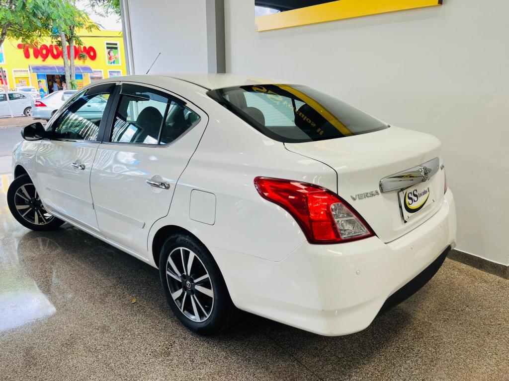 NISSAN Versa Sedan - Foto