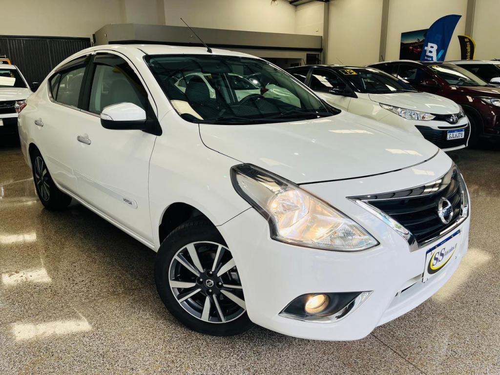 NISSAN Versa Sedan - Foto