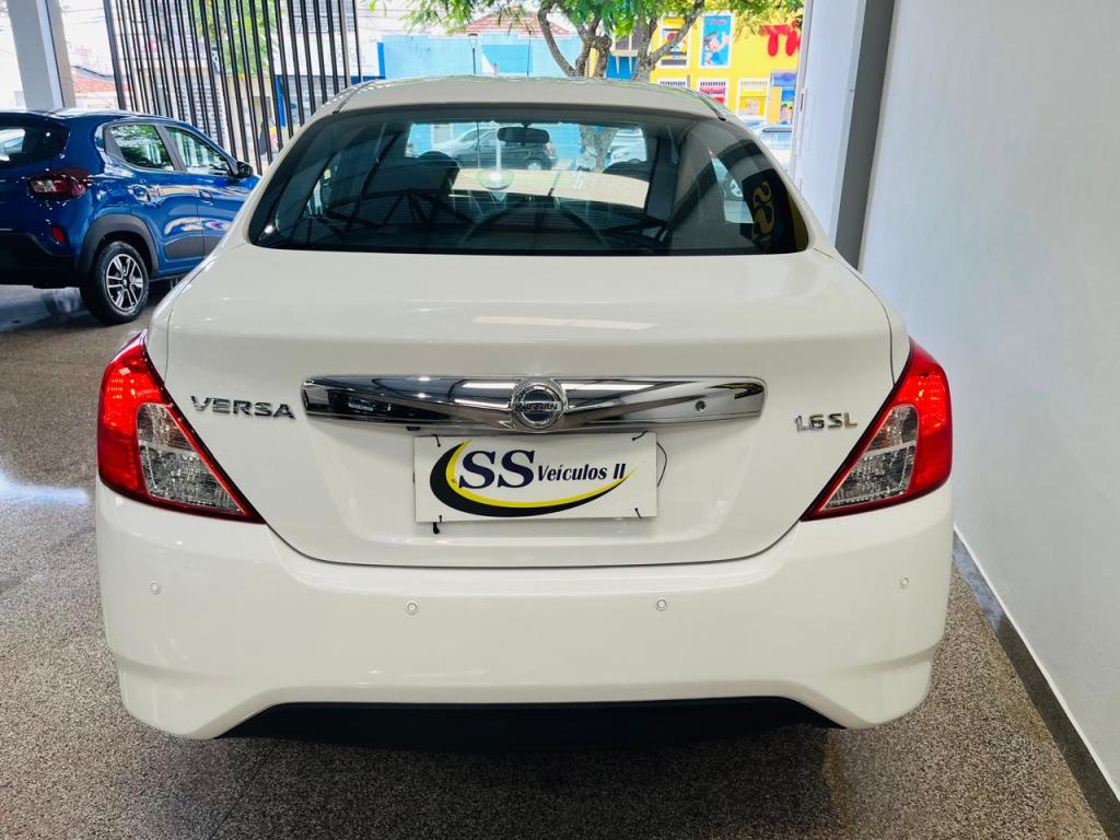 NISSAN Versa Sedan - Foto