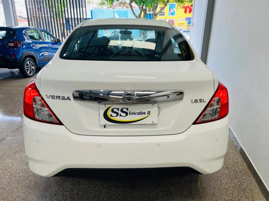 NISSAN Versa Sedan - Foto