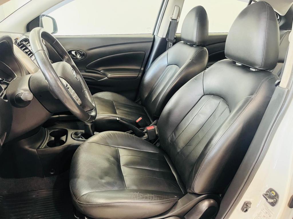 NISSAN Versa Sedan - Foto