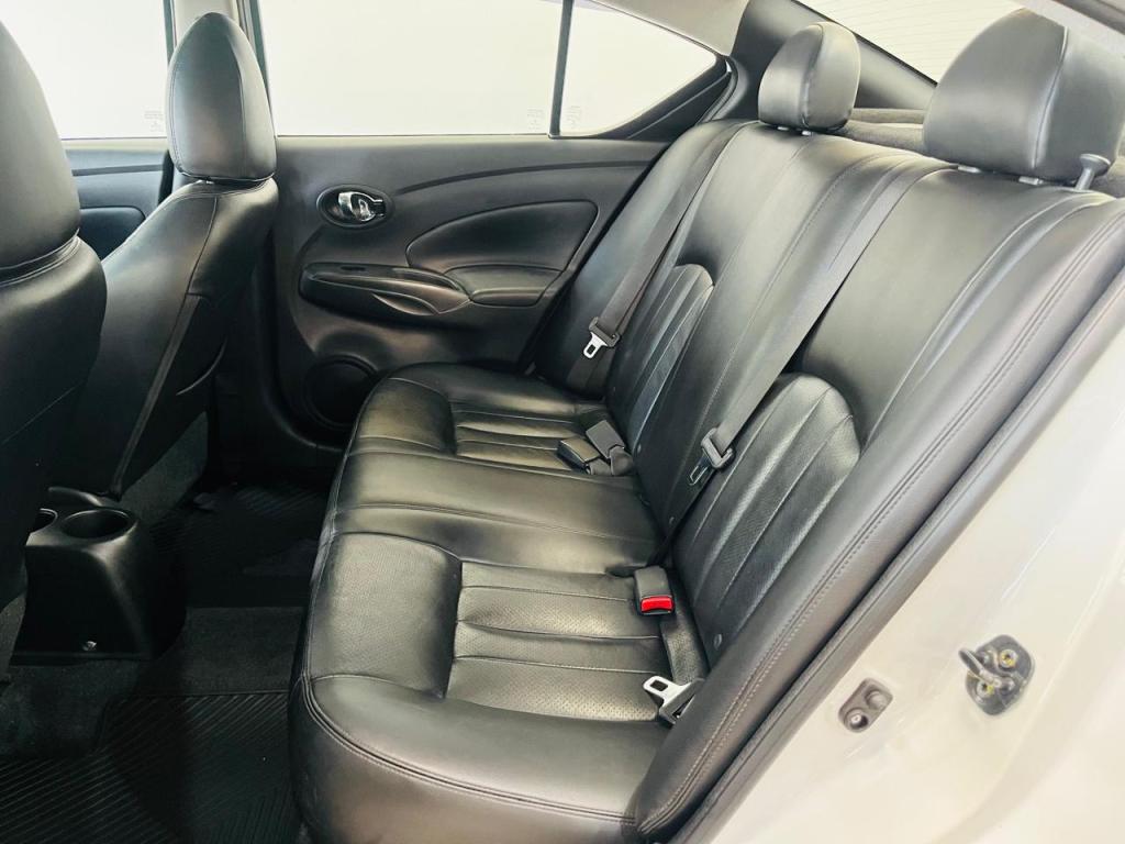 NISSAN Versa Sedan - Foto