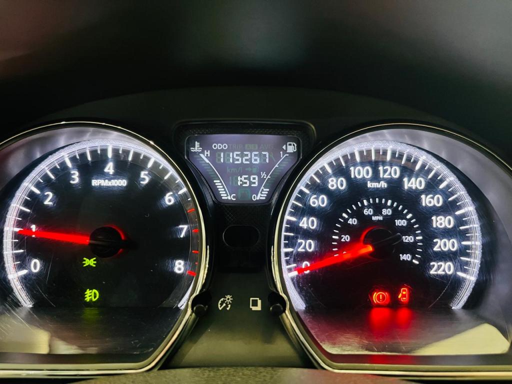 NISSAN Versa Sedan - Foto